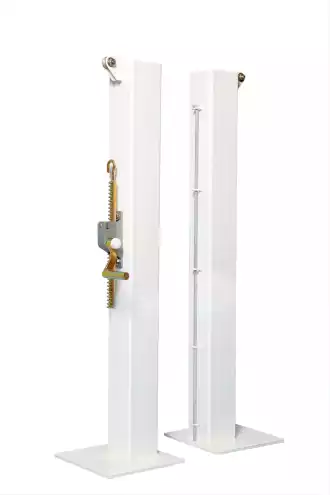 Postes de tenis cuadrados sobre platinas